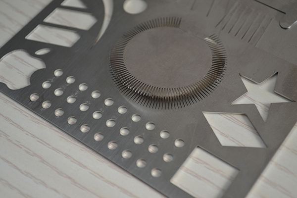 High-precision laser cutting stainless steel serrated
